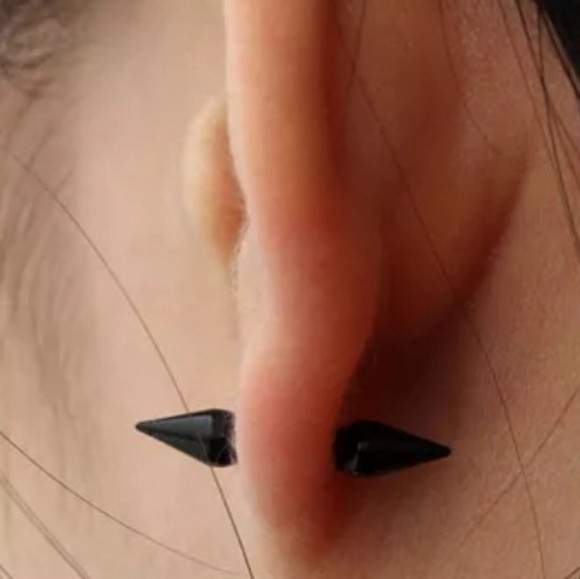 🖤 Rivet Spike Earrings - Picture 4 of 4